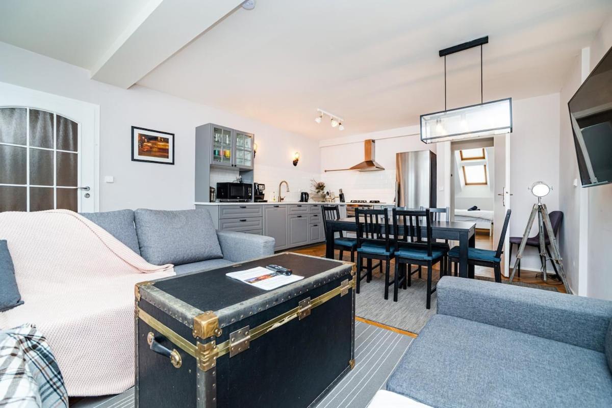Central, Spacious, Modern 5 Bedrm Duplex W/balcony Apartament *