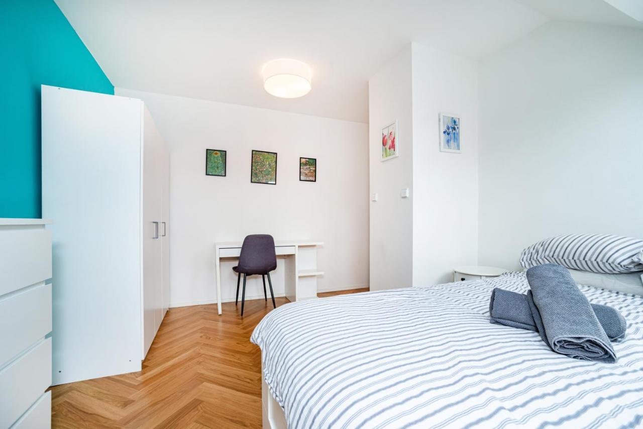 Central, Spacious, Modern 5 Bedrm Duplex W/balcony Apartament