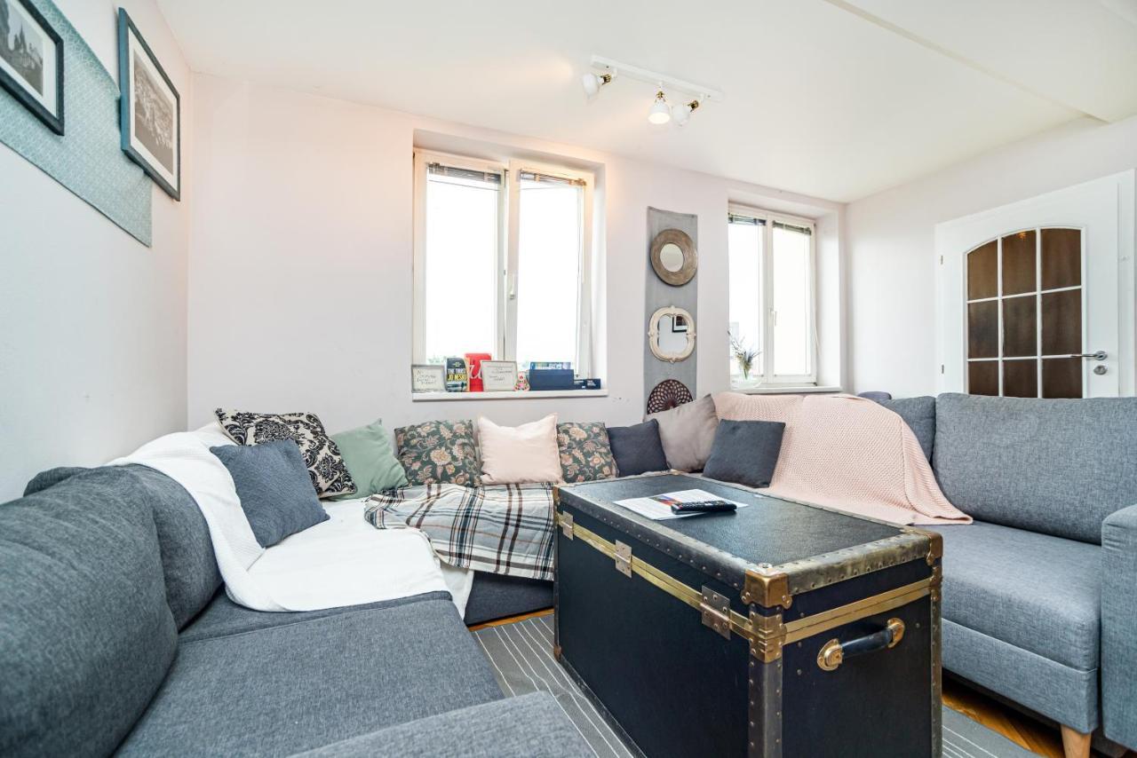 Central, Spacious, Modern 5 Bedrm Duplex W/balcony Apartament *