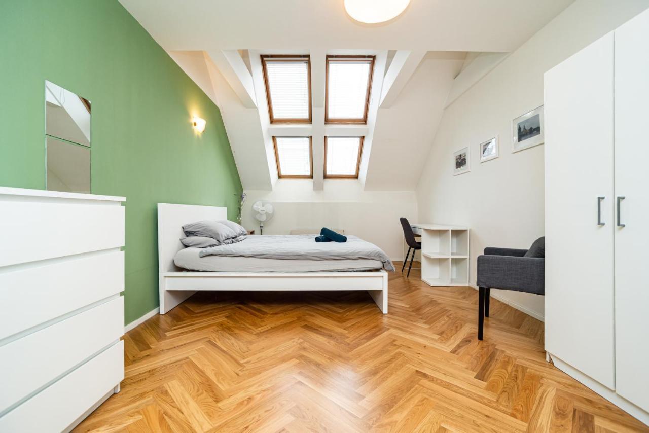Central, Spacious, Modern 5 Bedrm Duplex W/balcony Apartament