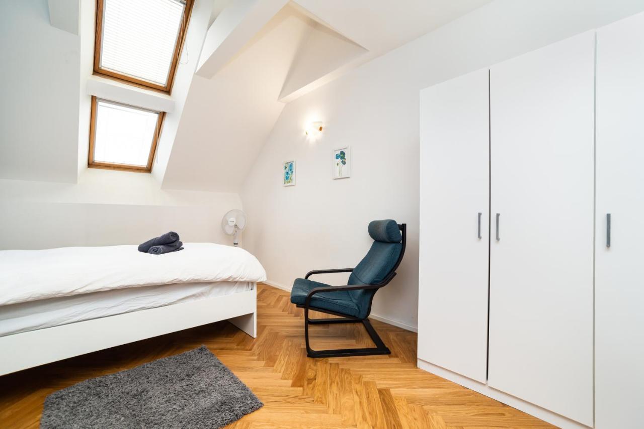 Central, Spacious, Modern 5 Bedrm Duplex W/balcony Apartament *