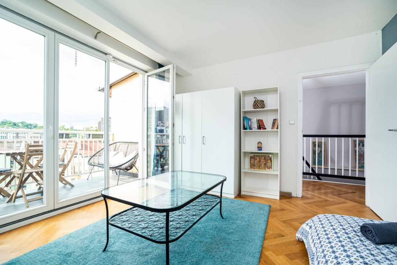 Central, Spacious, Modern 5 Bedrm Duplex W/balcony Apartament